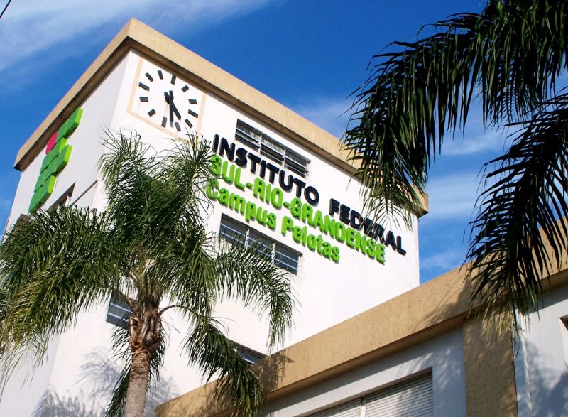 Imagem da fachada do IFSul-Pelotas