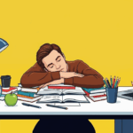 Rapaz dorme sobre livros abertos em mesa de estudos com relógio, luminária e lápis.