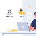 Ilustração de estudante usando notebook em mesa com livros, ao lado dos ícones do SISU, PROUNI e FIES.