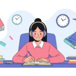 Garota sorridente usando fones de ouvido enquanto estuda em uma mesa com livros, relógios, luminária e elementos escolares ao redor.