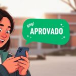 Close-up de uma jovem sorrindo com alegria ao olhar para a tela de seu celular. Sobre o aparelho, surge um balão de fala verde vibrante com a palavra "APROVADO" em letras brancas e o som "ding!". O fundo mostra o pátio desfocado de uma escola ou universidade.