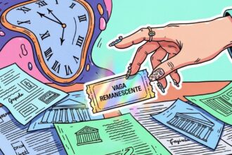 Ilustração surrealista mostrando uma mão com unhas decoradas segurando um ticket escrito "Vaga Remanescente". Ao fundo, um relógio derretido estilo Salvador Dalí e papéis de editais espalhados.