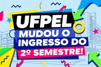 Banner com design vibrante e o texto centralizado: "UFPel mudou o ingresso do 2º semestre!". Fundo azul com ícones geométricos e silhueta de prédios universitários.