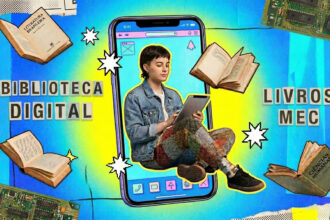 Colagem digital com fundo texturizado em tons degradê de azul e amarelo. No centro, há a moldura de um smartphone gigante. Sobrepondo a tela do celular, recortes mostram uma jovem de cabelos curtos usando jaqueta jeans e calça de retalhos, segurando e olhando para um tablet. Ao redor dela flutuam livros antigos abertos; na capa de um deles lê-se "LITERATURA BRASILEIRA" e em outro "CIÊNCIAS HUMANAS". O texto principal, feito com recortes de letras de jornal, diz "BIBLIOTECA DIGITAL" do lado esquerdo e "LIVROS MEC" do lado direito. Estrelas brancas pixeladas e pedaços de placas de circuito impresso verdes nos cantos completam a composição.