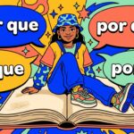 Ilustração de estilo moderno e psicodélico. Uma jovem estilosa, usando um chapéu bucket azul e roupas coloridas, está sentada sobre um livro gigante aberto. Ao seu redor, quatro grandes balões de fala destacam as variações: "por que", "por quê", "porque" e "porquê". O fundo é uma explosão de cores azul, amarelo e laranja, repleto de estrelas e formas geométricas abstratas. No canto inferior direito, há um pequeno ícone de um livro estilizado.