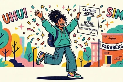 Uma ilustração colorida em estilo de quadrinhos de uma jovem estudante negra com cabelo cacheado pulando de alegria e segurando uma carta de admissão do "IFSul" com o texto "SIM! VOCÊ ENTROU!". Ela veste um moletom verde e calças largas. Ao redor dela, há confetes e estrelas flutuando. À esquerda, o texto "UHU!" e à direita o texto "SIM!". Ao fundo, há árvores coloridas e, à direita, um prédio com uma faixa onde se lê "PARABÉNS!". O estilo é granulado e texturizado. (como passar no Instituto Federal)